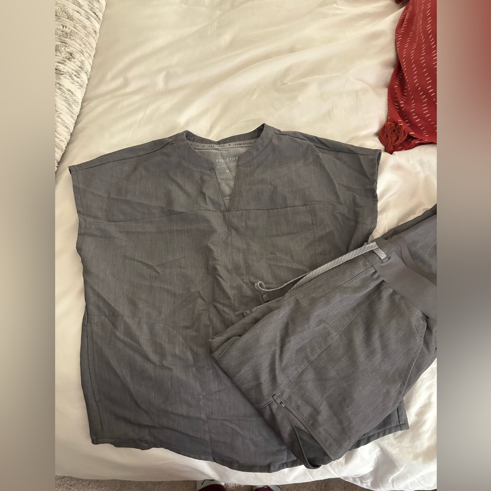 Fabletics never worn grey scrubs XS top and S joggers